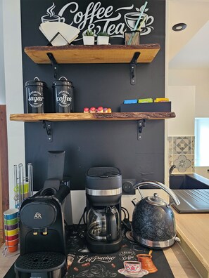 Zona de cafè amb cafetera, sucre i recipients de cafè, i una gotsa de turc.