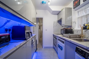 Una cocina moderna con microondas, horno y lavavajillas.