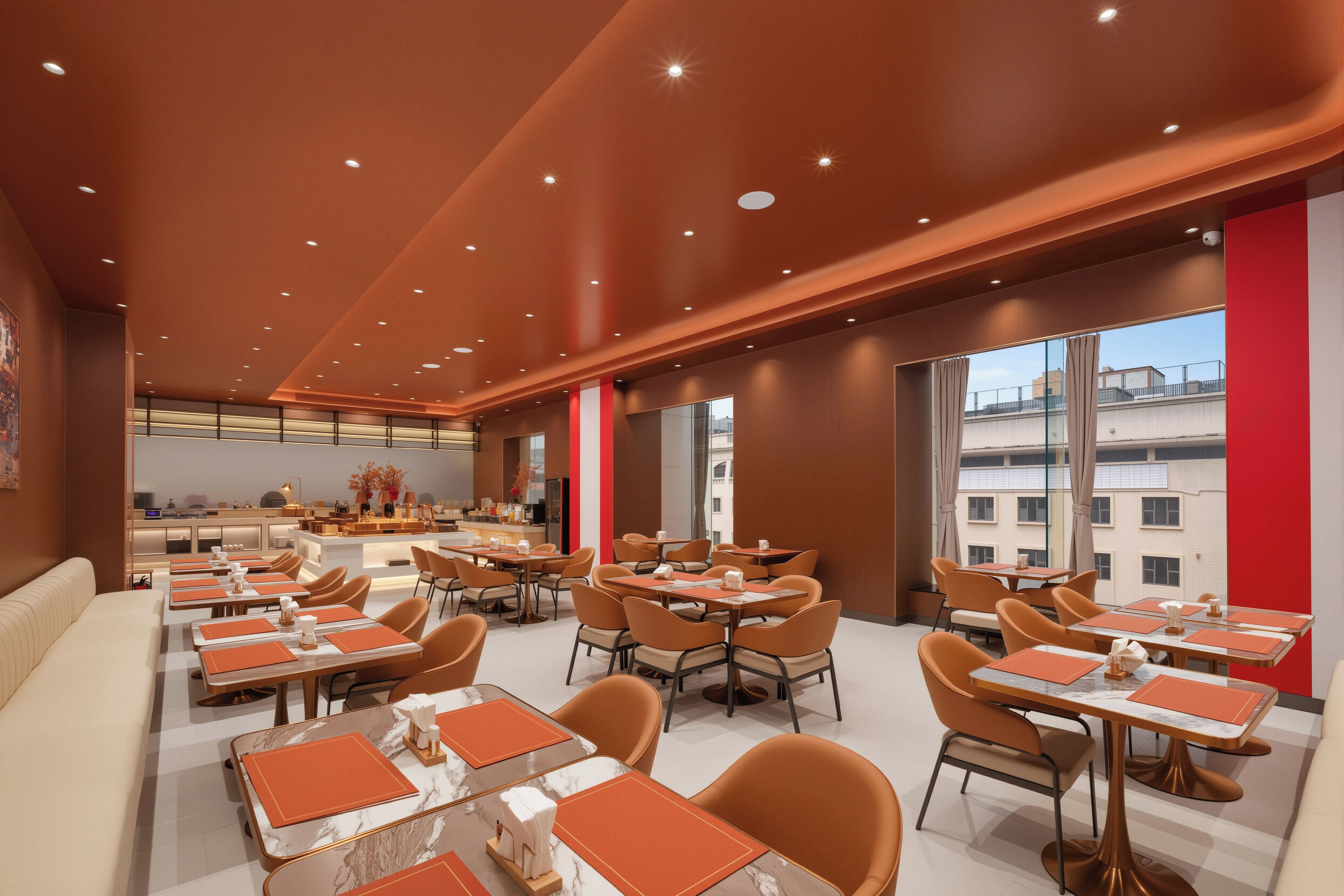 Un restaurante moderno con varias mesas y sillas, una zona de bar y grandes ventanales con vistas a la ciudad.