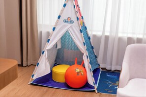 A play tent with a logo, a yellow and an orange ball, and a blue patterned mat. - Haofeng Wyndham Zhongshan Guzhen Guomao (Zhongshan)