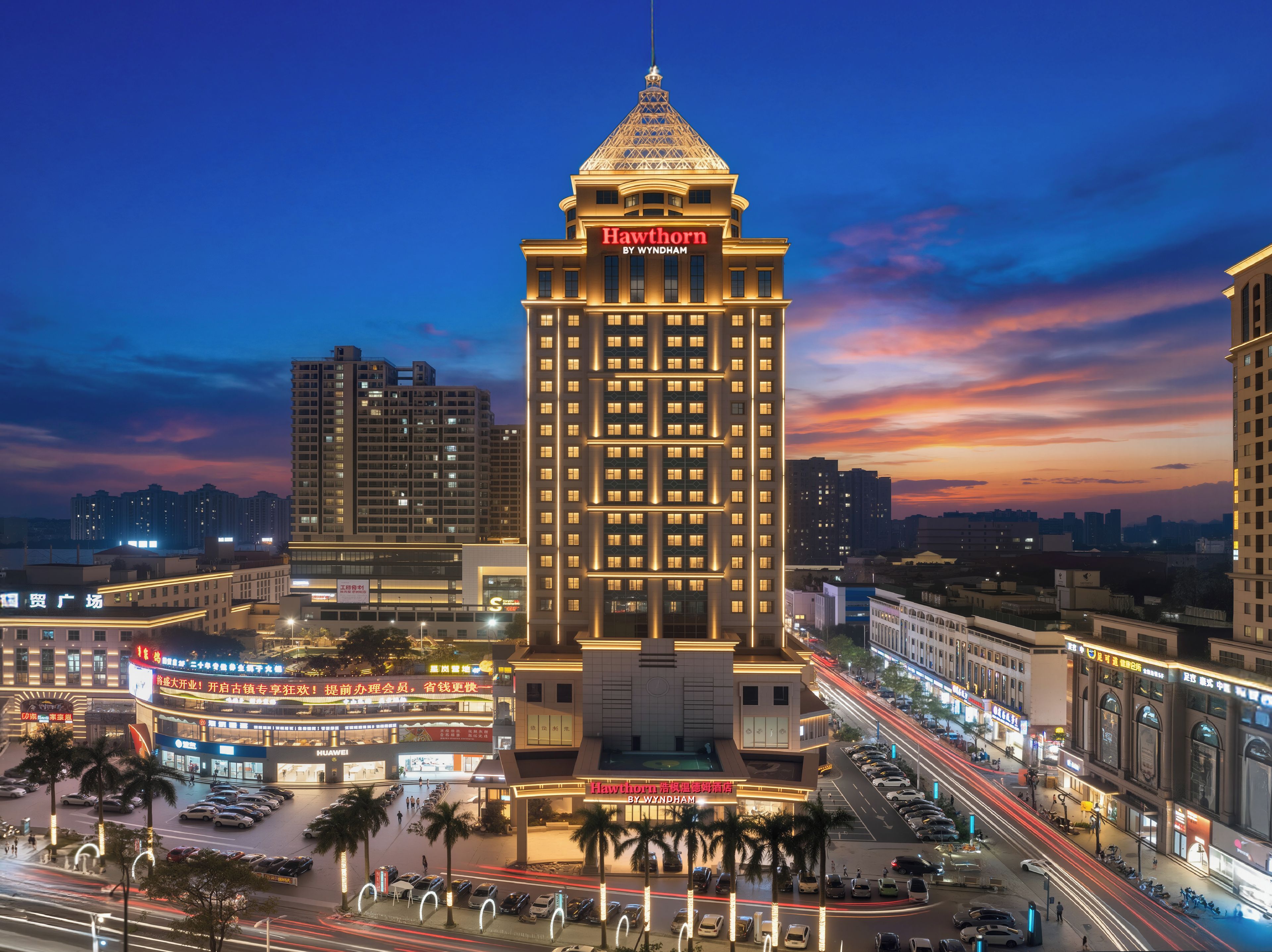 Un hotel de gran altura con una torre destacada, varios pisos y una fachada bien iluminada.