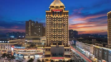 Un hotel de gran altura con una torre destacada, varios pisos y una fachada bien iluminada.