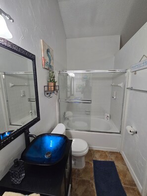 Bathroom - The Concord Home • Cozy 3BR Frisco Home • King Bed • TVs • Sleeps 6 (Frisco)