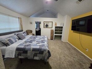 Room - The Concord Home • Cozy 3BR Frisco Home • King Bed • TVs • Sleeps 6 (Frisco)
