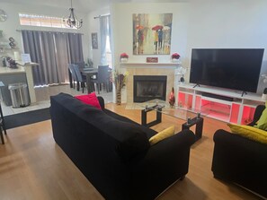 Living area - The Concord Home • Cozy 3BR Frisco Home • King Bed • TVs • Sleeps 6 (Frisco)
