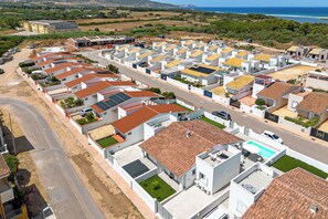 A residential area with modern houses, solar panels, and a view of the sea. - Villa Smeraldo e Arancia Valledoria Sardinia (Valledoria)