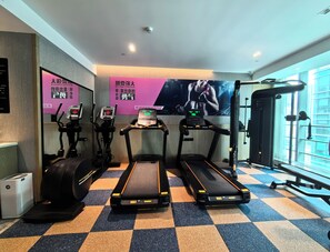 A gym with treadmills, an elliptical, and a stationary bike. - ROSEDALE HOTEL SHENZHEN (Shenzhen)