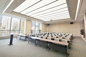 A conference room with a high ceiling, large windows, and a city view. - ROSEDALE HOTEL SHENZHEN (Shenzhen)