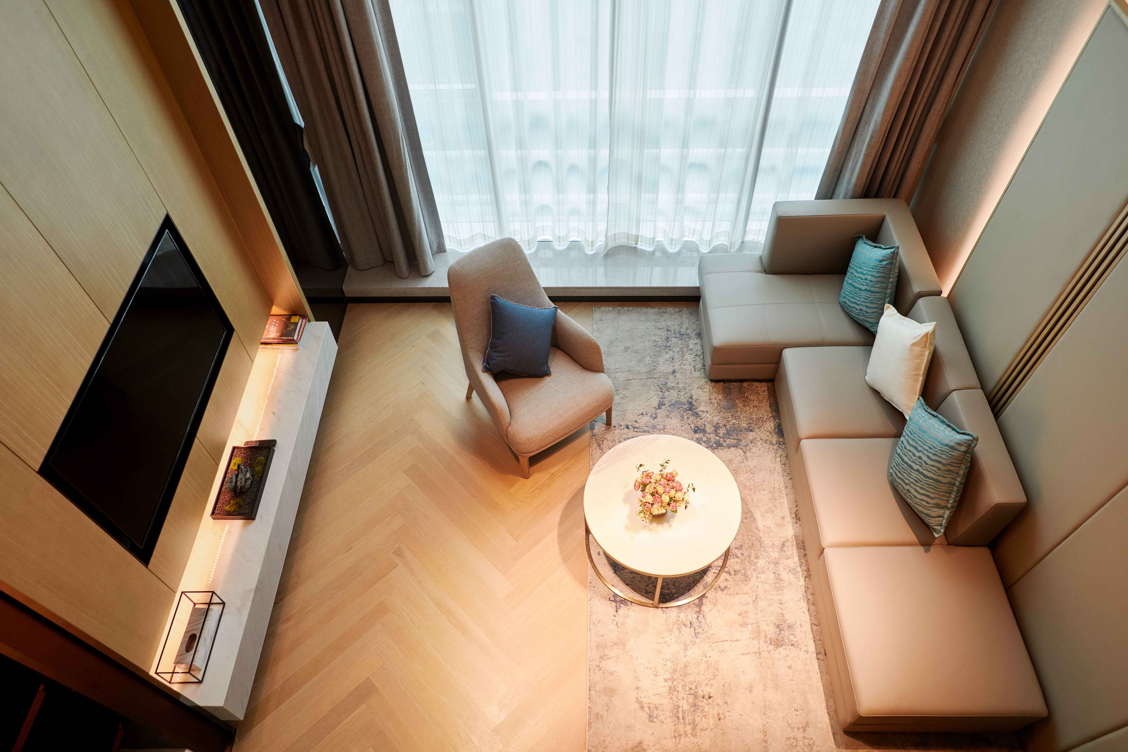 Una sala moderna con sofá, sillón y una mesa de centro.