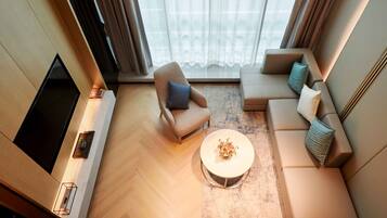 Una sala moderna con sofá, sillón y una mesa de centro.