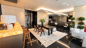 Eine moderne Hotelhalle mit einer langen Rezeption, einer Sitzecke und einem Essbereich.