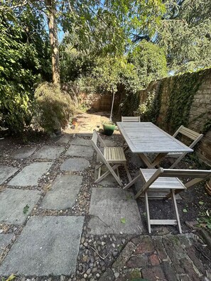 Outdoor dining - Spacious Hampstead Village Home | Large garden (London)