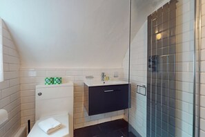 Bathroom - Spacious Hampstead Village Home | Large garden (London)