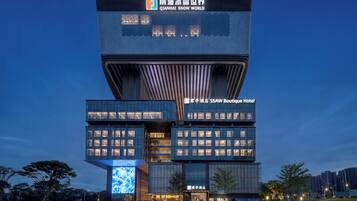 Un hotel moderno con una pantalla digital destacada y señalización para el Hotel Boutique SSAW.