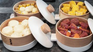 Quatre récipients en céramique, dotés de couvercles, sont posés sur un plan de travail de cuisine.
