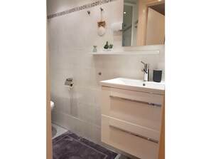 Bathroom - Holiday Home With 2 Bedrooms (Nieuwvliet)
