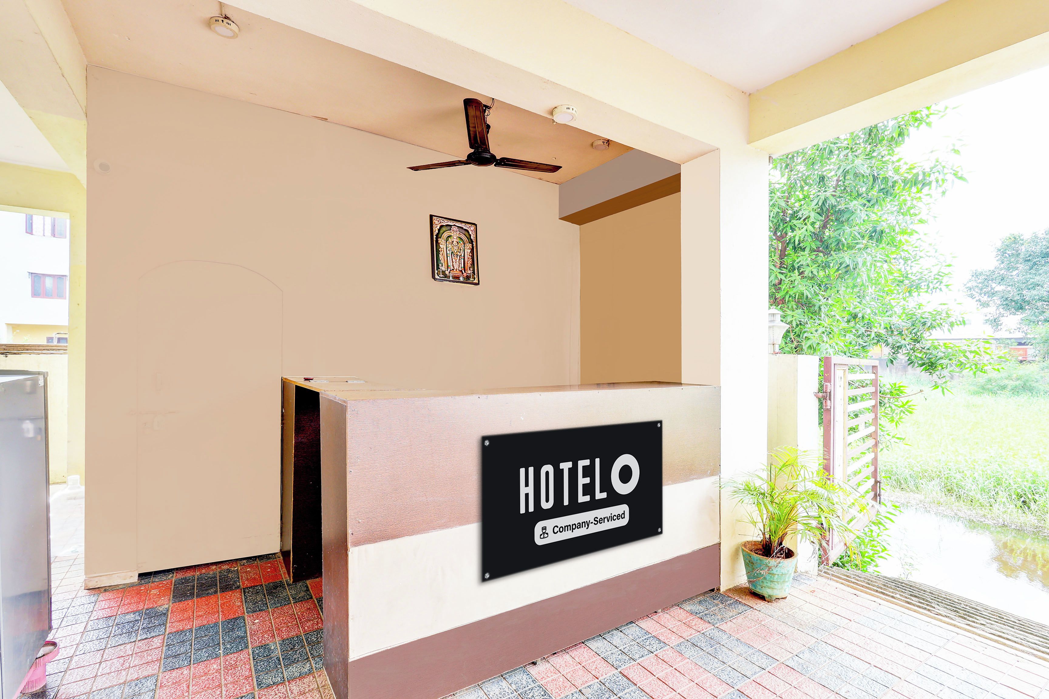 A hotel reception desk with a sign indicating it is company-serviced.