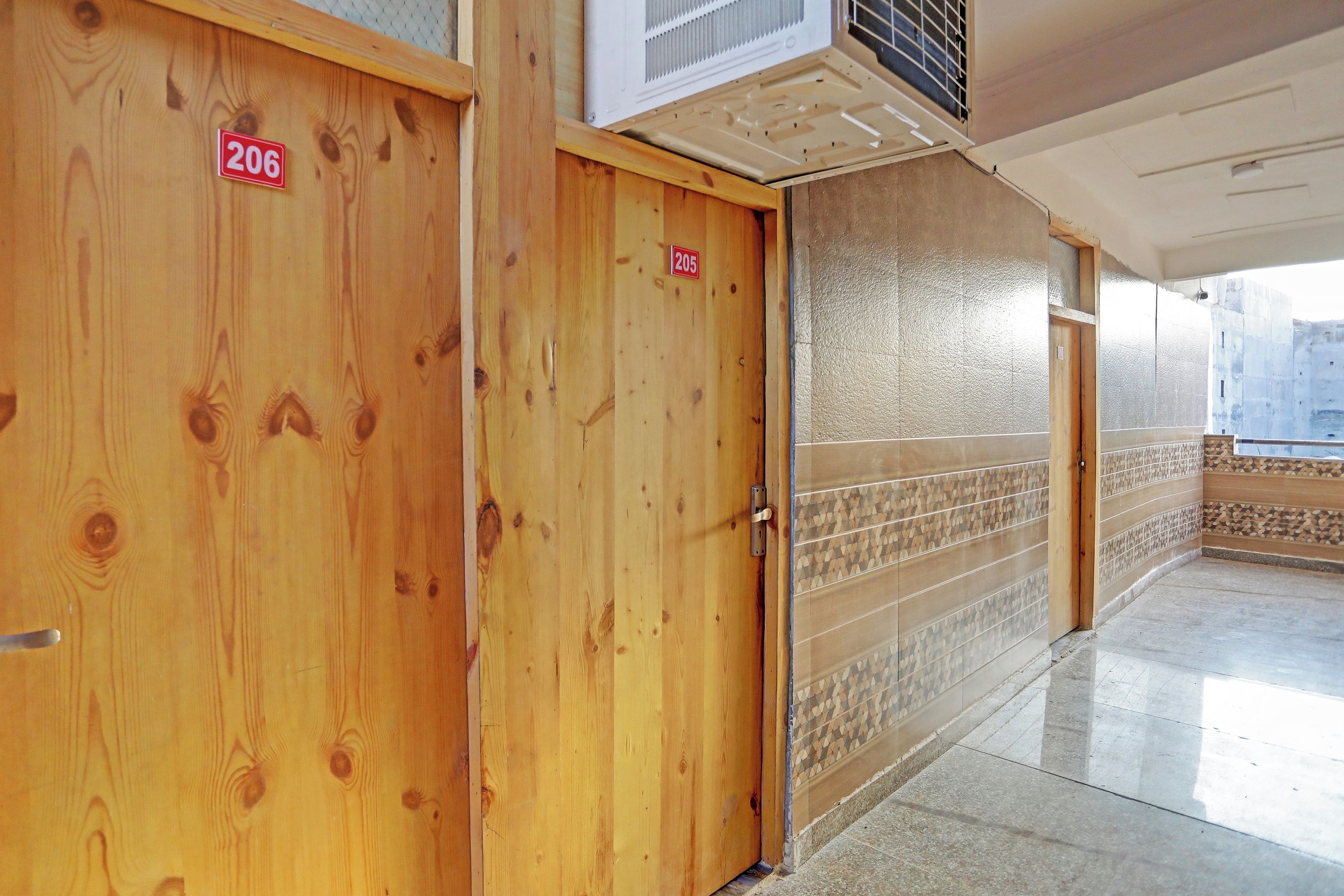 Un pasillo con puertas de madera numeradas 206 y 205, que dan a las habitaciones.