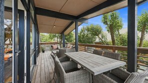 Outdoor dining - Kathryn Central Retro Coastal Charm, Walk to Beach & Cafés (Inverloch)