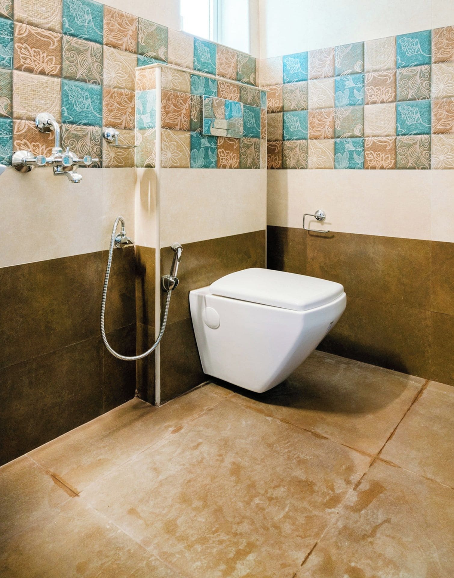 Une salle de bain avec des toilettes, une douche et un lavabo.