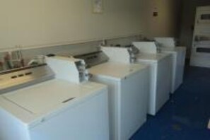 A laundry room with multiple washing machines and dryers. - Cozy Full Bed|Clean Room|Free Wifi (Albuquerque)