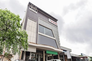 Um edifício comercial com vários andares e um letreiro em destaque no nível superior.