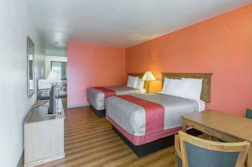 2 queen beds|Mobility|Nsmk|Micfridge