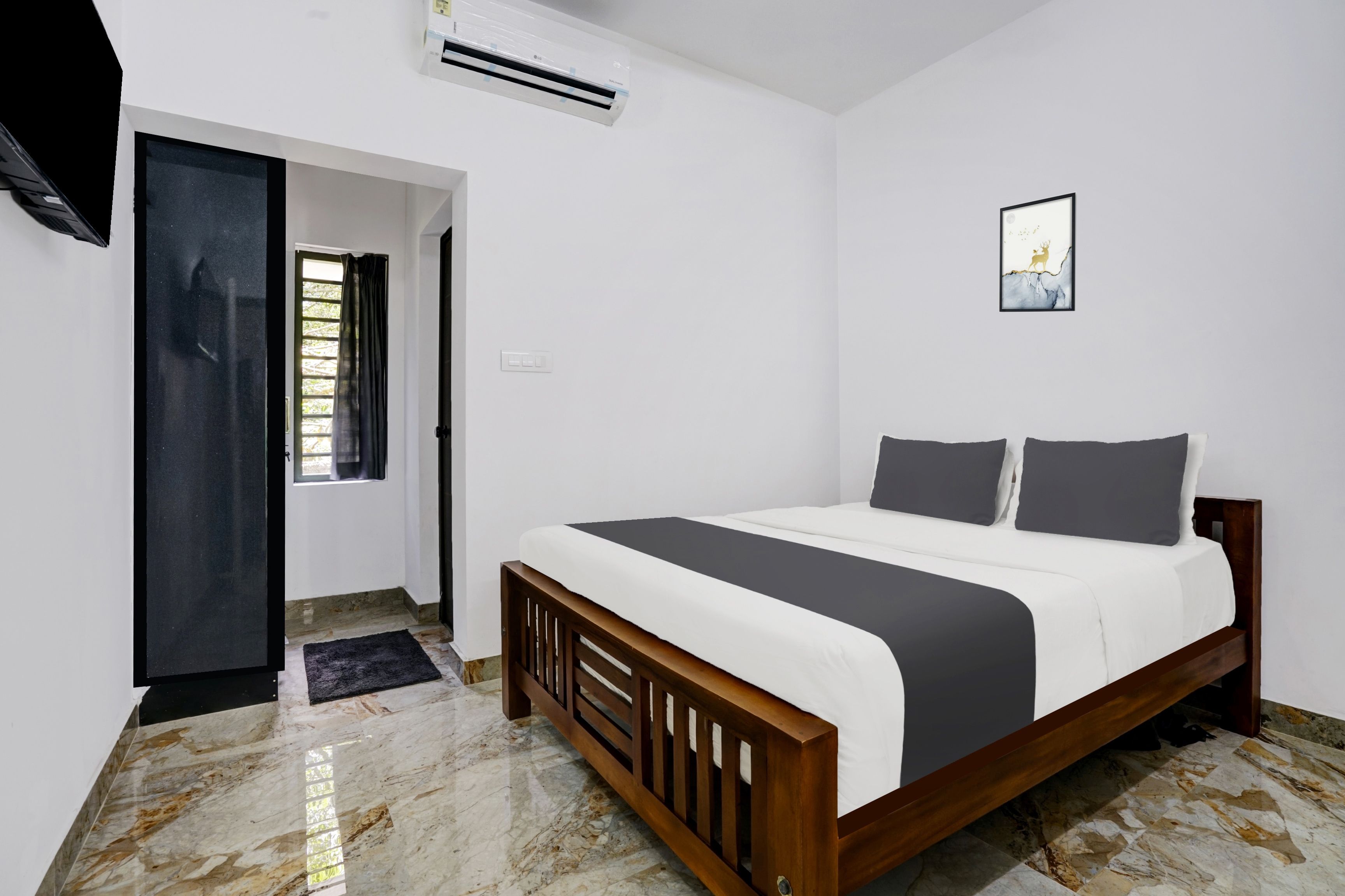 Un dormitorio con cama, puerta, ventana y aire acondicionado.