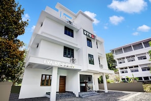 A multi-story building with a sign reading 'EVA RESIDENCY' and 'OYO'. - Hotel O EVA RESIDENCY (Kochi)