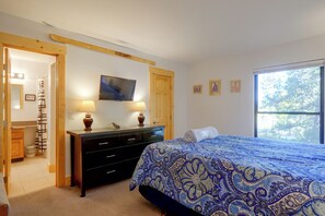 A bedroom with a bed, a dresser, a television, and a window. - Perfect Central Location - Walk to Base 9 Lifts (Breckenridge)