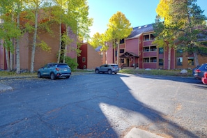 A residential street with parked cars and multi-story buildings. - Perfect Central Location - Walk to Base 9 Lifts (Breckenridge)