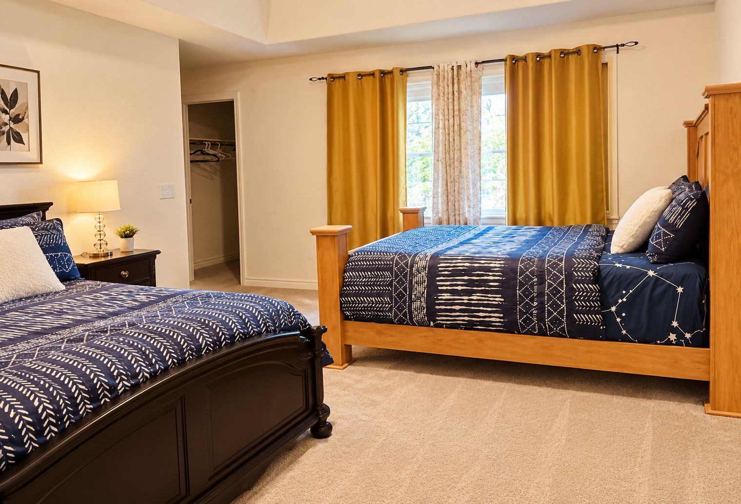 Une chambre avec deux lits, un placard et une fenêtre avec des rideaux.