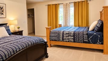 Une chambre avec deux lits, un placard et une fenêtre avec des rideaux.