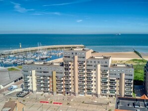 Eine Küstenwohngegend mit einer Marina, Strand und Hochhauswohngebäuden.