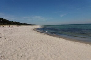 A sandy beach with a clear sky and calm sea. - Holiday home with 2 bedrooms (Glowe - Insel Rügen)