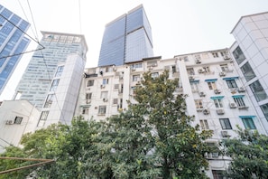Um edifício com vários andares, fachada de vidro moderna e exterior branco.