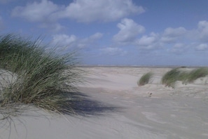 A sandy beach with dunes and a clear sky. - 10 at the new lighthouse (Borkum)