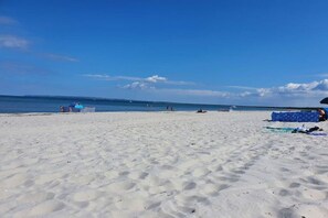 A beach with a clear sky, a few people, and a calm sea. - Holiday home in Breege with swimming pool (Breege)