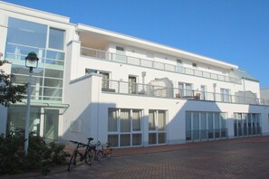 A modern two-story building with large windows and a balcony. - Norderney Sun Decks Apt. 11 (Norderney)