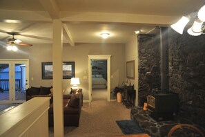 Living area - Mccloud Hotel (McCloud)