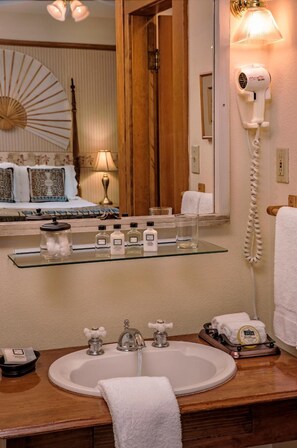 Bathroom - Mccloud Hotel (McCloud)