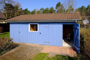 A small, single-story building with a tiled roof and a blue exterior. - Sonnenhof Top Floor D5 (Prerow)