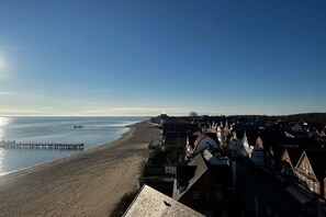 A coastal town with a beach, houses, and a pier. - Holiday apartment in Wyk on Föhr with balcony (Wyk auf Föhr)