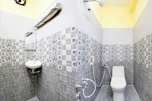 Een badkamer met een wastafel, toilet en douche.
