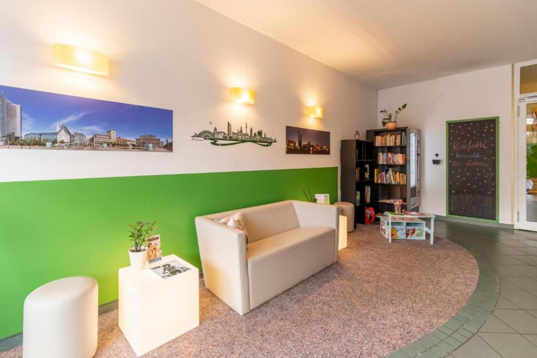 Ein modernes Wohnzimmer mit einer Couch, einem Couchtisch und einem Bücherregal.