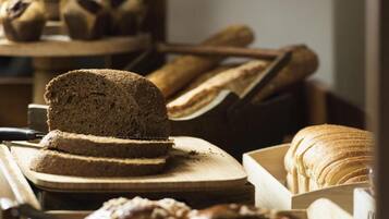 Verschiedene Brotsorten und Gebäck auf Holztischen.
