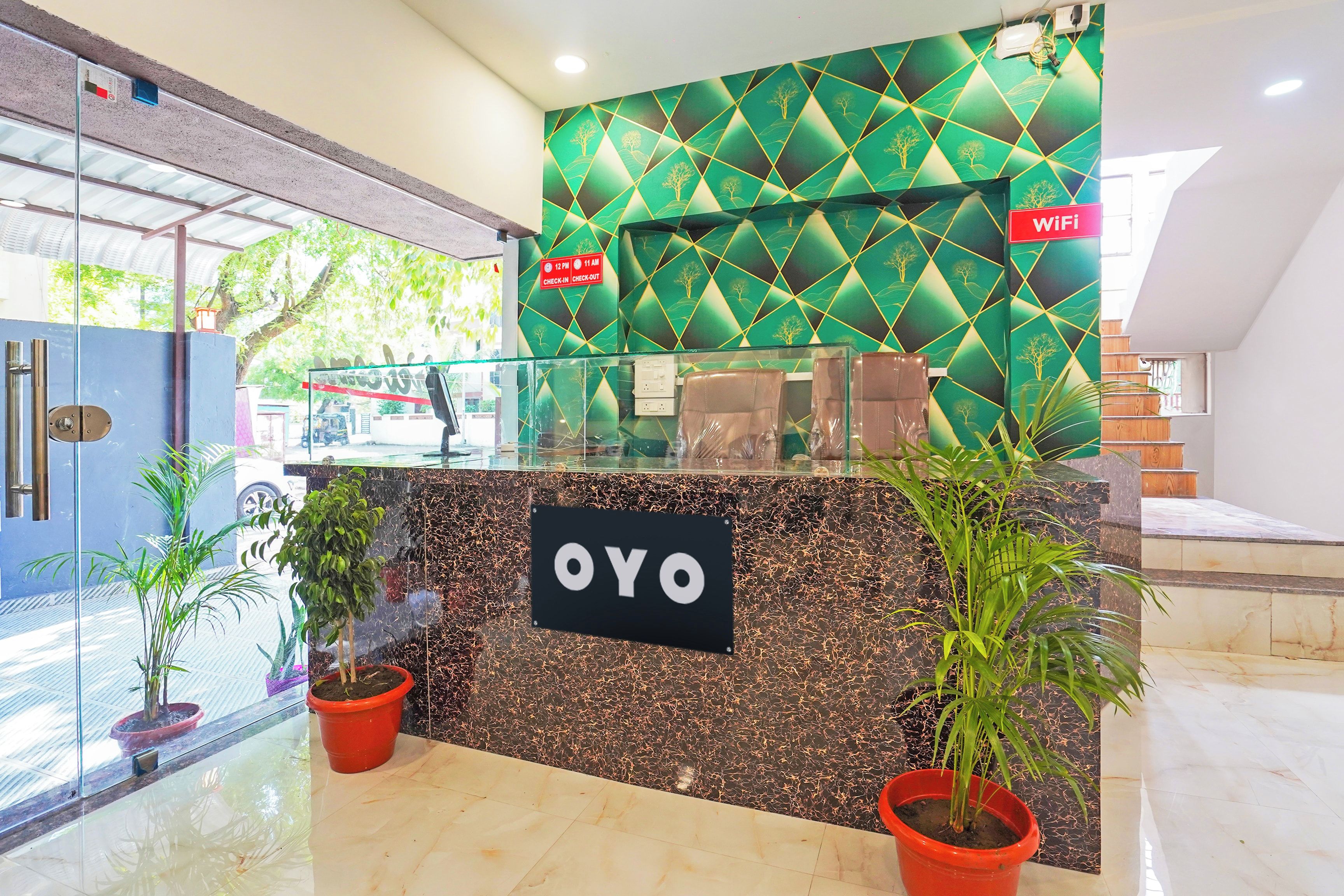Una mesa de recepción con un cartel que dice 'OYO' y un cartel de 'WiFi' encima.