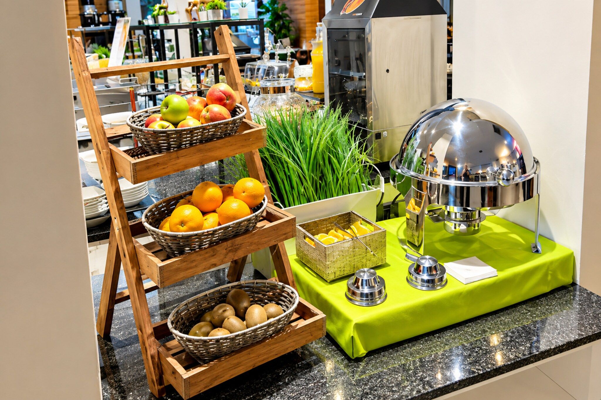 Ein reichhaltiges Buffet mit verschiedenen Obstkörben und einer Getränkestation.