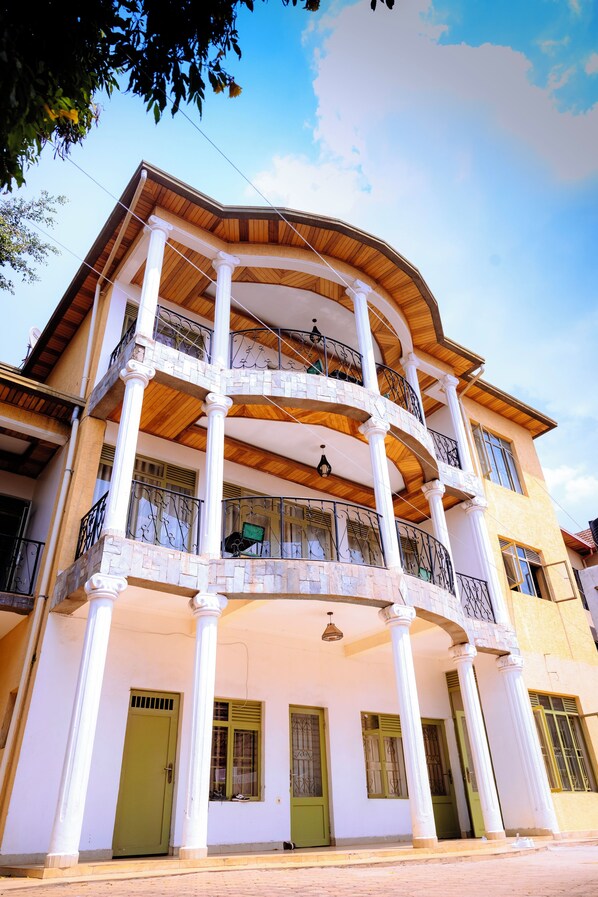 Exterior - Spacious 7-bedroom apartment in beautiful Kigali with fitness room (Kigali)