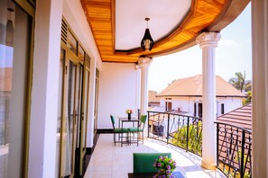 Outdoor dining - Spacious 7-bedroom apartment in beautiful Kigali with fitness room (Kigali)